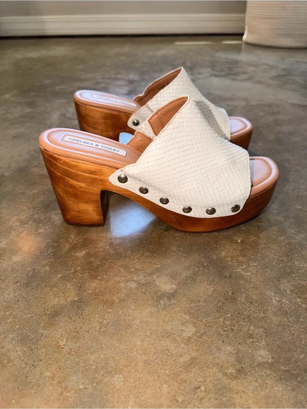 Chelsea & Violet White Snakeskin Wood Clog Mule Heels Studded Platform Size 9 - Picture 2 of 11